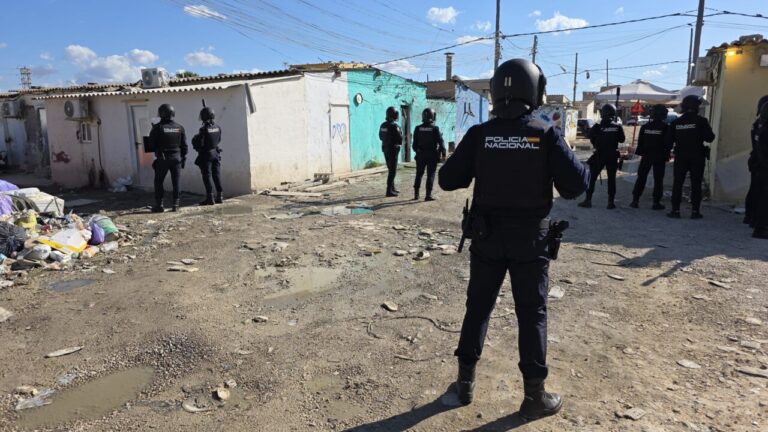Agentes de la Polic&iacute;a Nacional en un operativo en Son Banya contra el narcotr&aacute;fico.