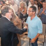 Miembros del PP de Ibiza interactuando durante la conferencia política