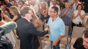 Miembros del PP de Ibiza interactuando durante la conferencia pol&iacute;tica