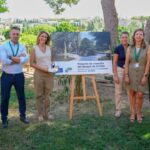 Grupo de personas junto a un cartel del Bosque de la Vida en Palma