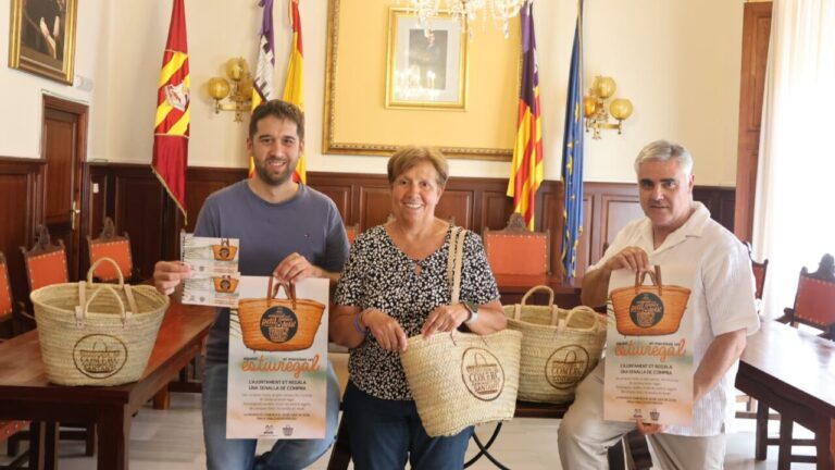 Tres personas sosteniendo bolsas de playa en un evento de comercio local.