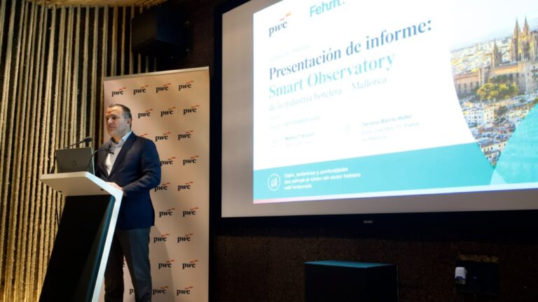 Javier Vich presenta el informe Smart Observatory sobre la industria hotelera en Mallorca.