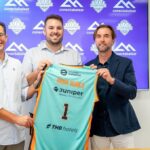 Iñigo Núñez presenta su incorporación al Palmer Basket con directivos