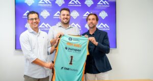 I&ntilde;igo N&uacute;&ntilde;ez presenta su incorporaci&oacute;n al Palmer Basket con directivos