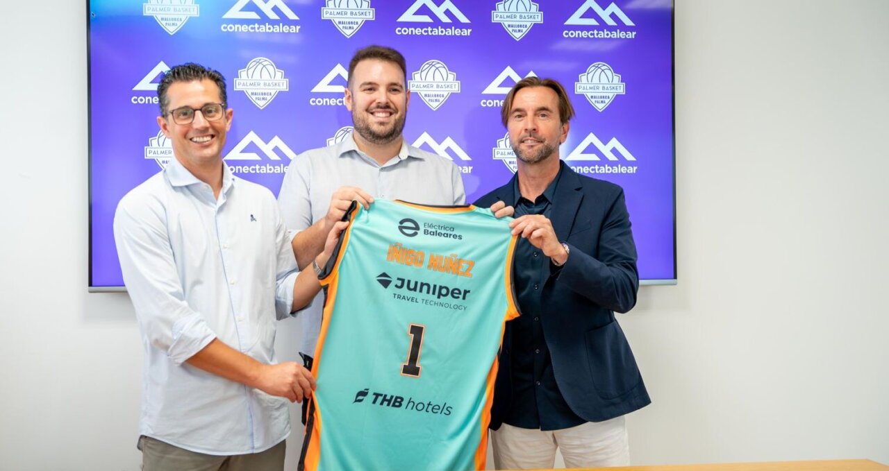 I&ntilde;igo N&uacute;&ntilde;ez presenta su incorporaci&oacute;n al Palmer Basket con directivos