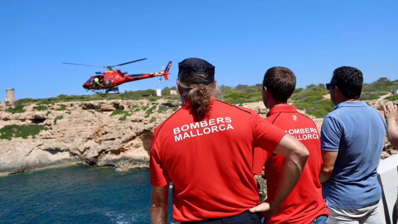 Helic&oacute;ptero Sa Milana de Bombers de Mallorca en acci&oacute;n durante un simulacro