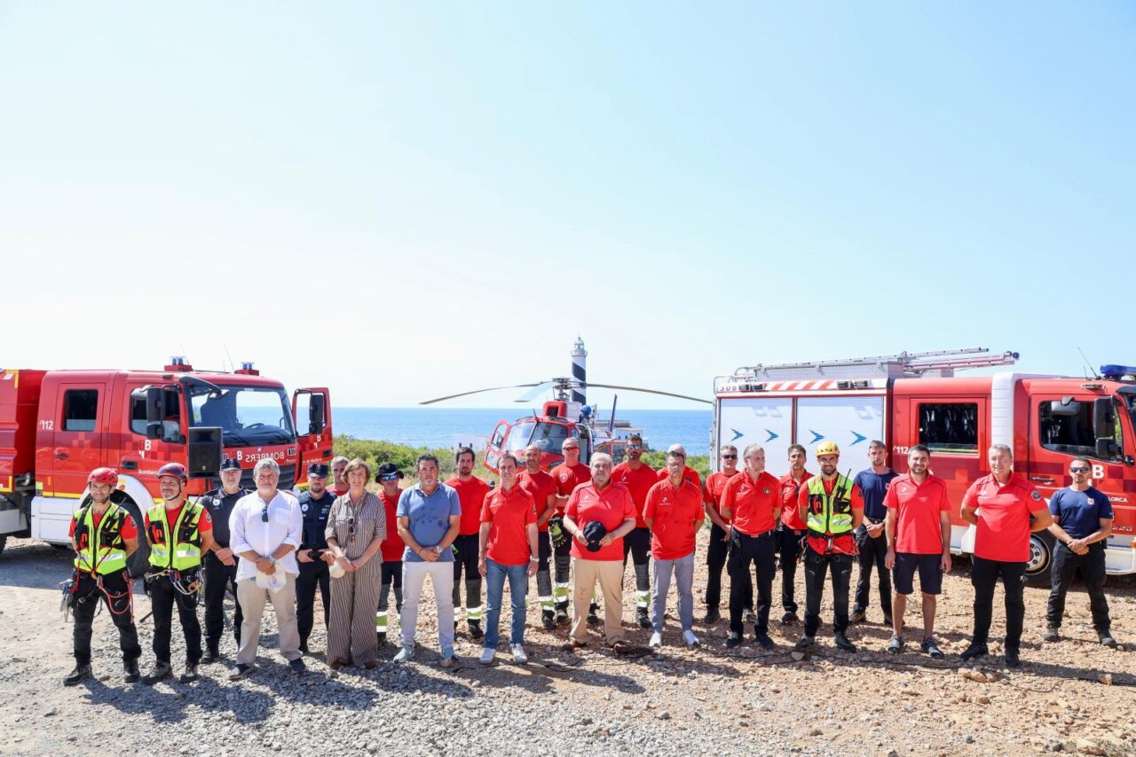 Grupo de bomberos y autoridades en el primer aniversario del helicóptero Sa Milana