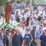 Procesión de la Virgen del Carmen en Cala Figuera con multitud de asistentes.