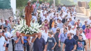 Procesi&oacute;n de la Virgen del Carmen en Cala Figuera con multitud de asistentes.