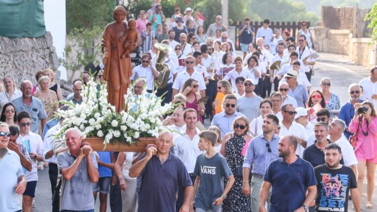 Procesión de la Virgen del Carmen en Cala Figuera con multitud de asistentes.