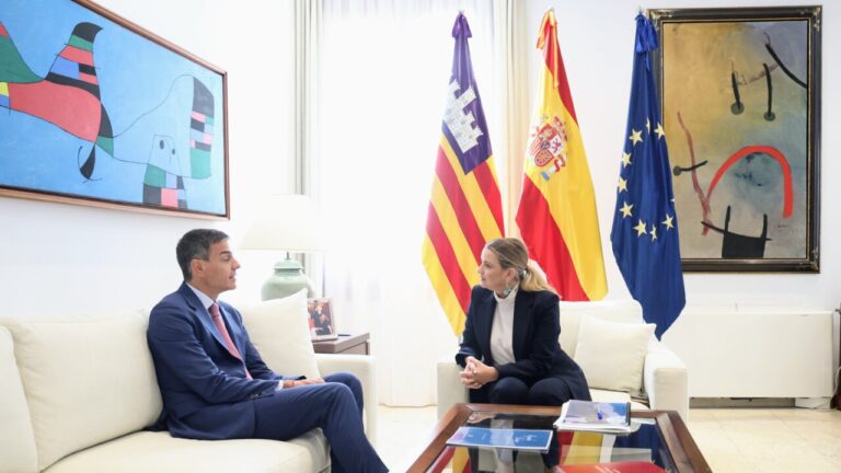 Reunión entre la presidenta Prohens y el presidente Sánchez en el Consolat de Mar