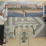 Dos hombres presentan un proyecto de rehabilitación del edificio GESA en Palma.