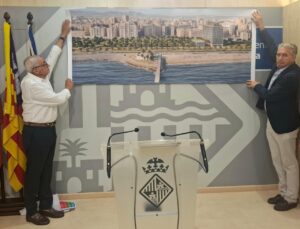Dos hombres presentan un proyecto de rehabilitaci&oacute;n del edificio GESA en Palma.