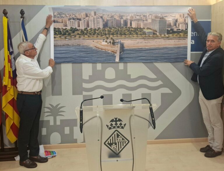 Dos hombres presentan un proyecto de rehabilitación del edificio GESA en Palma.