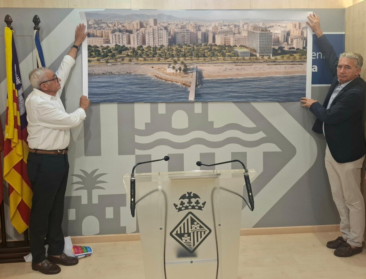 Dos hombres presentan un proyecto de rehabilitaci&oacute;n del edificio GESA en Palma.
