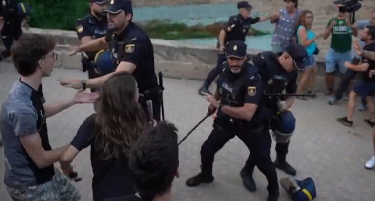 Manifestantes y policías en enfrentamiento durante protesta antiturismo en Palma