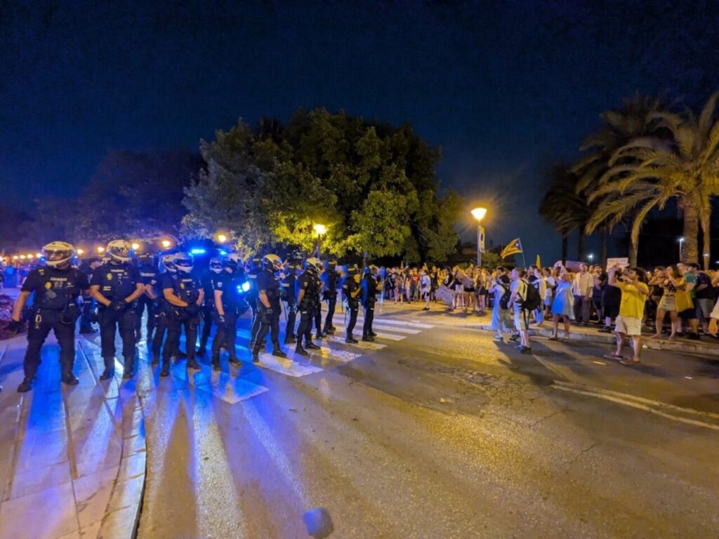 Protesta antiturismo en Palma con presencia policial y manifestantes