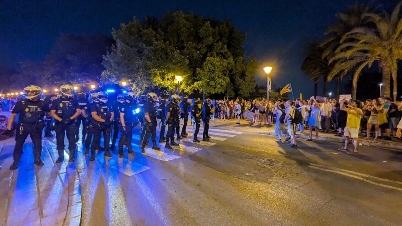 Un total de 25 personas denuncia las cargas policiales de la protesta contra la masificaci&oacute;n tur&iacute;stica en Palma
