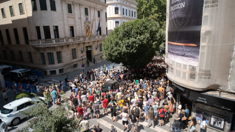 Multitud de personas protestando frente a la Delegaci&oacute;n de Gobierno en Palma