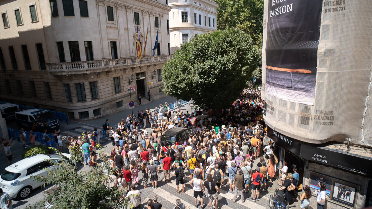 Multitud de personas protestando frente a la Delegaci&oacute;n de Gobierno en Palma