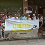 Concentración de personas en los juzgados de Palma con una pancarta de apoyo.