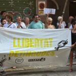 Concentración de personas en los juzgados de Palma con una pancarta de apoyo.