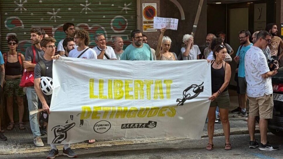 Concentraci&oacute;n de personas en los juzgados de Palma con una pancarta de apoyo.