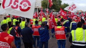 Protesta de trabajadores del metal en Son Castell&oacute;, Palma, con banderas y chalecos de seguridad.