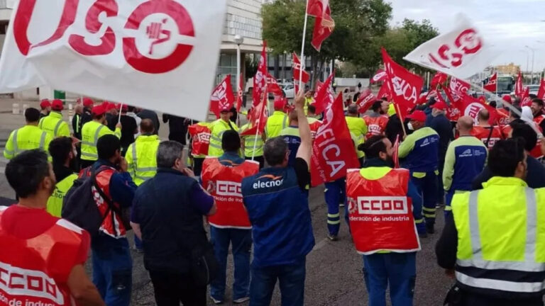 Protesta de trabajadores del metal en Son Castelló, Palma, con banderas y chalecos de seguridad.