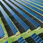 Vista aérea de paneles solares en Mallorca en un campo verde