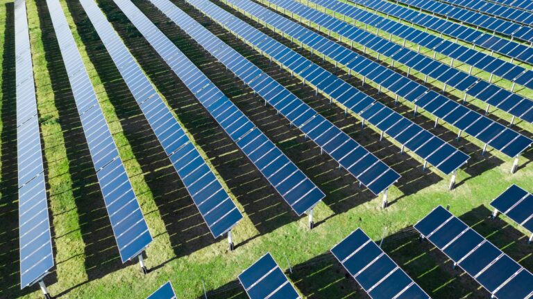 Vista aérea de paneles solares en Mallorca en un campo verde