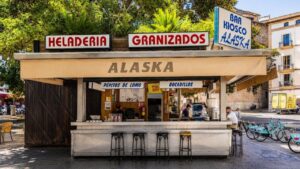 Quiosco Alaska, establecimiento emblem&aacute;tico de Palma con helader&iacute;a y bocadillos.