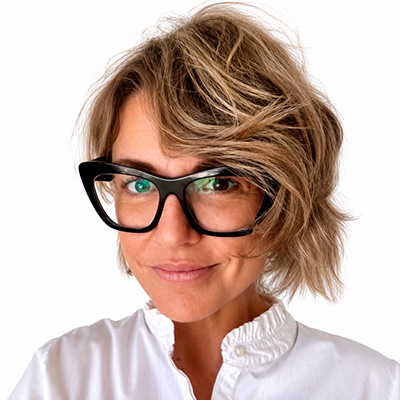 Retrato de mujer con gafas y cabello corto y rizado