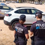 Policía Local de Palma inspeccionando un coche robado en Son Llàtzer