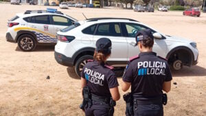 Polic&iacute;a Local de Palma inspeccionando un coche robado en Son Ll&agrave;tzer
