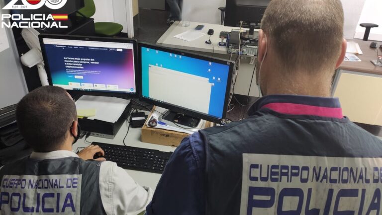 Agentes de la Policía Nacional trabajando en la recuperación de estafas digitales.