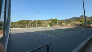Pistas de tenis renovadas en Alar&oacute; con iluminaci&oacute;n y cercado nuevo