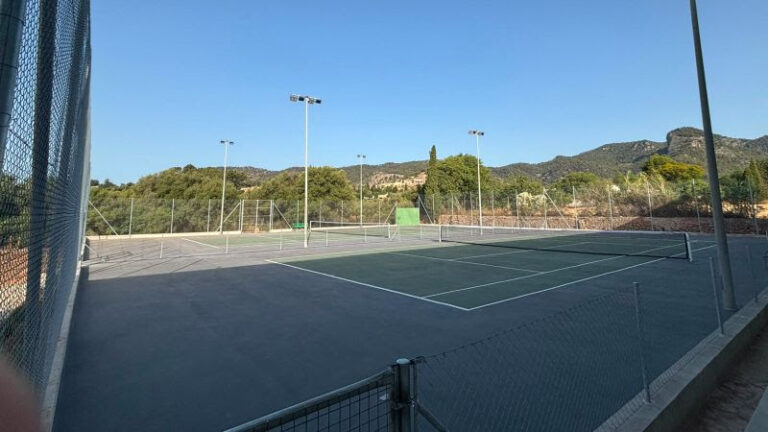 Pistas de tenis renovadas en Alar&oacute; con iluminaci&oacute;n y cercado nuevo