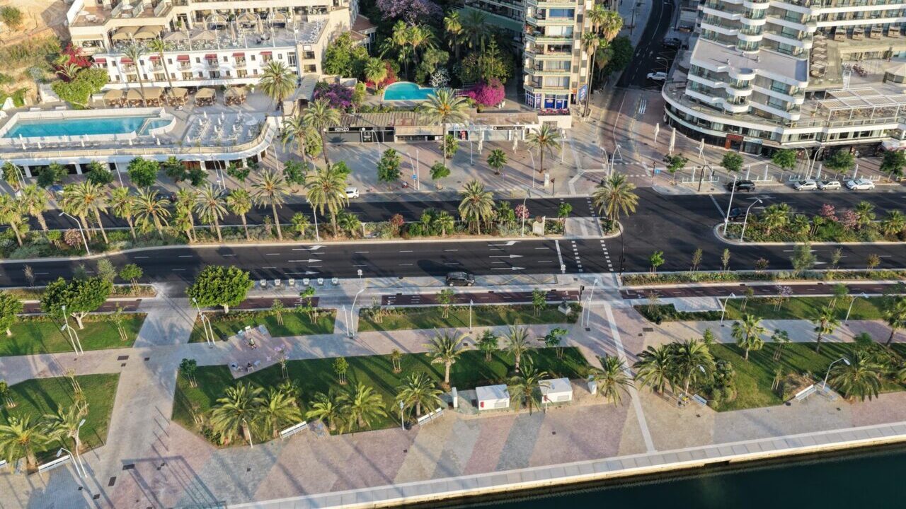 Vista a&eacute;rea del Paseo Mar&iacute;timo de Palma con &aacute;reas verdes y edificios modernos.