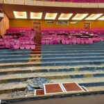 Trabajadores retirando butacas en el Auditorium de Palma