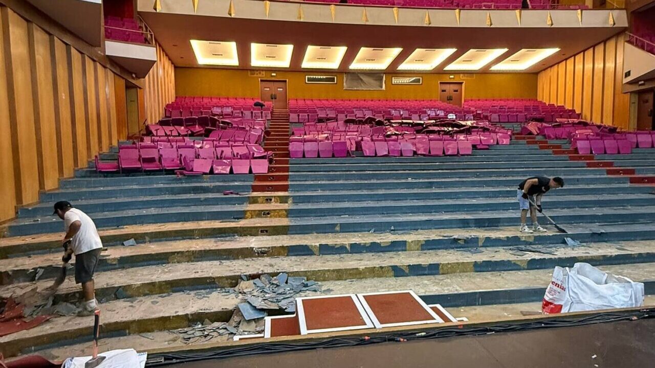 Trabajadores retirando butacas en el Auditorium de Palma