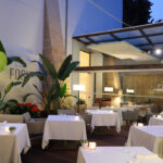 Vista del restaurante Marc Fosh en Palma con mesas y plantas decorativas