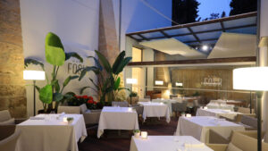 Vista del restaurante Marc Fosh en Palma con mesas y plantas decorativas