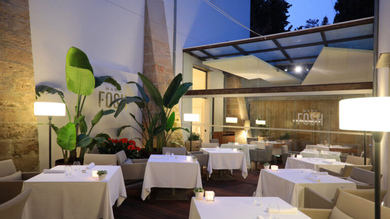 Vista del restaurante Marc Fosh en Palma con mesas y plantas decorativas