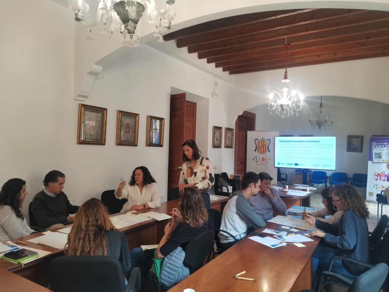 Reuni&oacute;n del proyecto REVIVE en Mallorca con participantes discutiendo estrategias.