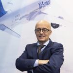 Richard Clark, CEO de Air Europa, posando con fondo de avi&oacute;n.