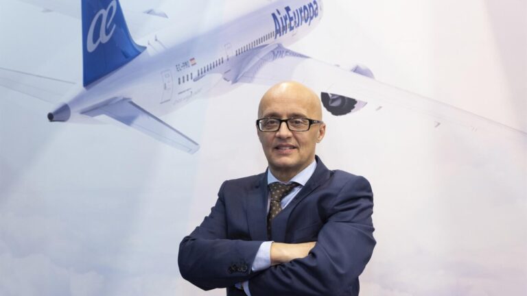 Richard Clark, CEO de Air Europa, posando con fondo de avi&oacute;n.