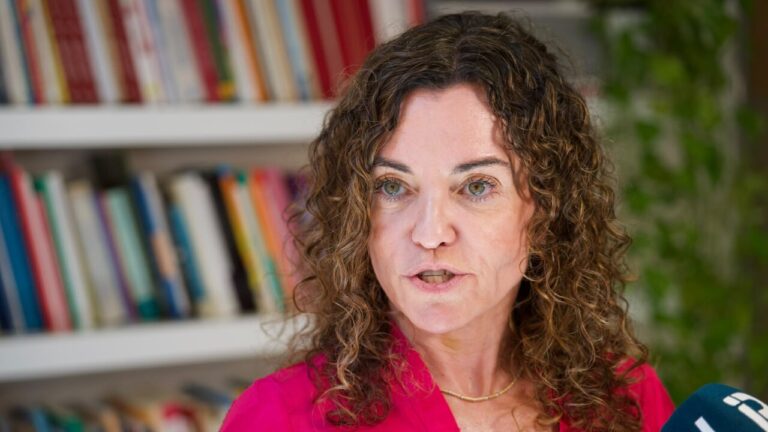 Rosario Sánchez hablando sobre la manifestación antiturística en Baleares