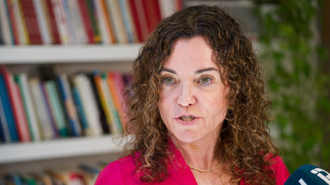 Rosario S&aacute;nchez hablando sobre la manifestaci&oacute;n antitur&iacute;stica en Baleares