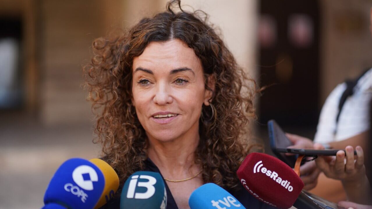 Rosario S&aacute;nchez hablando en una rueda de prensa en Palma
